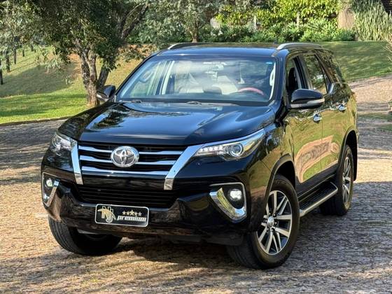 TOYOTA HILUX SW4 2.8 SRX 4X4 7 LUGARES 16V TURBO INTERCOOLER DIESEL 4P AUTOMÁTICO TOYOTA HILUX SW4 2.8 SRX 4X4 7 LUGARES 16V TURBO INTERCOOLER DIESEL 4P AUTOMÁTICO
